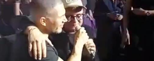 SAŠA KOVAČEVIĆ IZNENADIO PUBLIKU NA KONCERTU TROPIKO BENDA! Ovo niko nije očekivao, kolega sišao s bine, prišao mu, pa nastao haos