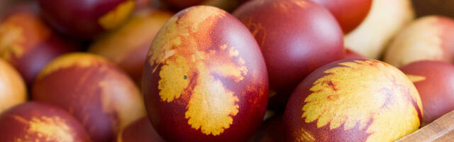 Koliko ljuski od luka za 20 jaja: Starinski trik za tamnu boju koji su koristile naše bake