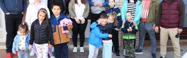 Kada komšije postanu porodica: Deca, komšije i gosti na jednom mestu (video)