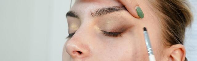 Pet trikova profesionalnih šminkera za spuštene kapke: Kako vizuelno podići pogled kod kuće