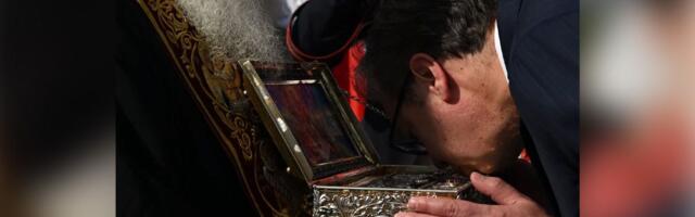 President Vucic welcomes Theotokos relic at Belgrade airport