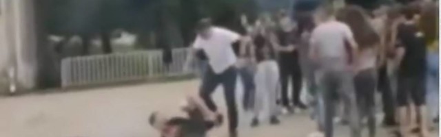 Pritvor za oca koji je brutalno tukao sina u školskom dvorištu - otkriveno šta ga je toliko iznerviralo