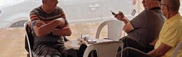 Kad živiš bez ikakvih briga - fotka Novopazaraca koji uživaju u kafiću tokom poplava postala hit