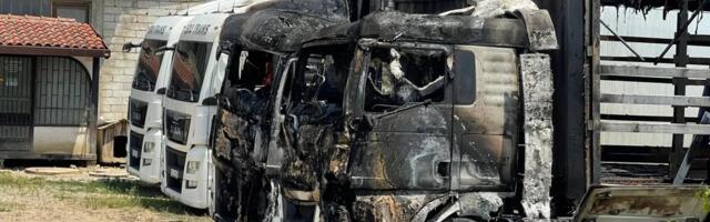 Policija vrši uviđaj – Požar na kamionima podmetnut?