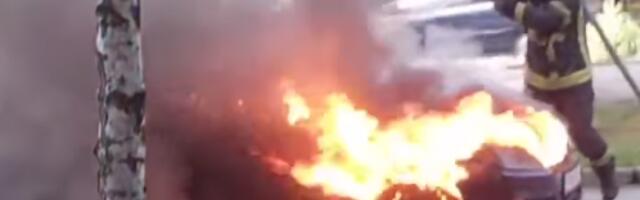 Buktinja usred Subotice! Iz čista mira planuo automobil, vatra i gust dim kuljali na sve strane (VIDEO)