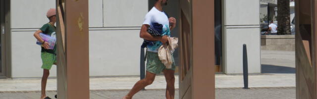 NOVAK I JELENA ĐOKOVIĆ USLIKANI NA PLAŽI! Teniser i njegova supruga posle Crne Gore pravac na OVU destinaciju: Evo u kakvom su izdanju na tajnoj lokaciji (FOTO)