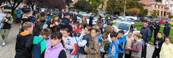Policajci i vatrogasci sa najmlađim Kragujevčanima obeležili Dečju nedelju (FOTO)