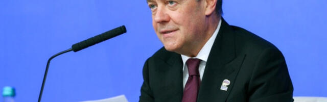 Медведев: Нова америчка стратегија личи на покушај окретања огромног брода