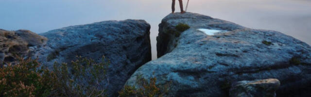 DEČAK (10)  PAO SA 100 METARA VISINE! Igrao se sa drugom, pa se survao sa ogromne litice!