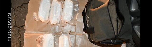 Pripadnici UKP opkolili taksi, pa u vozilu zatekli gomilu droge: Pogledajte filmsku akciju policije