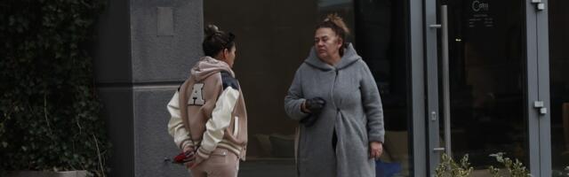 PAPARACO! DOK MILICA TODOROVIĆ ČUVA NASLEDNIKA, MAMA JASMINA NE STAJE: Srela Sandru Afriku ispred luksuzne zgrade, a za malog Bogdana pristižu SJAJNI POKLONI! (FOTO/VIDEO)