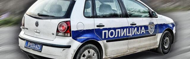 VOZAČ "PORŠEA" IZAZVAO UDES I POBEGAO, POLICIJA GA TRAŽI: Jeziva saobraćajka kod Surčina, vozač zadobio prelom lobanje i rebara!