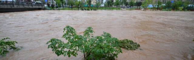 Обилне поплаве погодиле југ Кине, погинуло најмање 10 људи