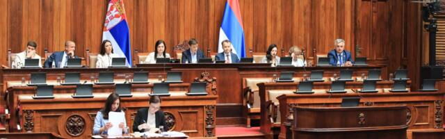 Opozicija kritikuje: Razoružava se Srbija, a naoružavaju kriminalci, Zakon roditelj-negovatelj lažan
