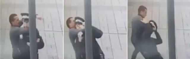 Pogledajte napad na policajca ispred Palate Republike: Prišao mu sa leđa i krenuo da ga davi, jezivo je