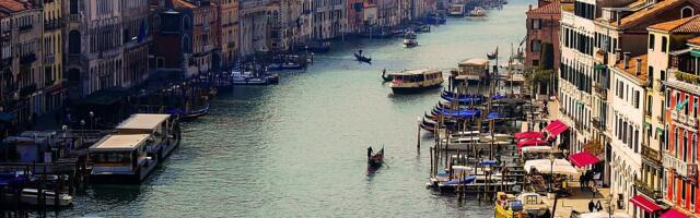 VIDEO: Ekološki aktivisti ofarbali Veliki kanal u Veneciji u zeleno