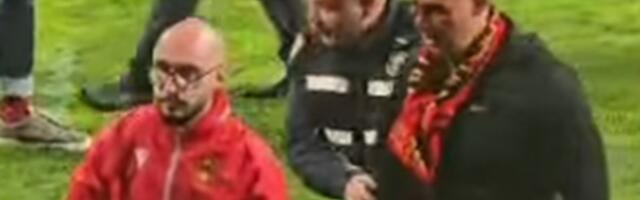 Navijač obliven krvlju prekinuo meču u BiH: Jurio obezbeđenje na terenu, policija nije mogla da ga smiri