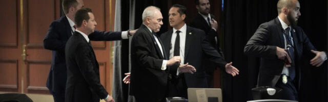 Оптужени за покушај атентата на Трампа остаје у притвору