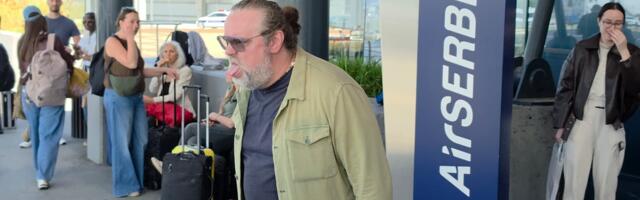 ŽELJKO ŠAŠIĆ BESAN NA AERODROMU: Plazi se i pravi scene, vređa novinare, prolaznici u šoku (FOTO)