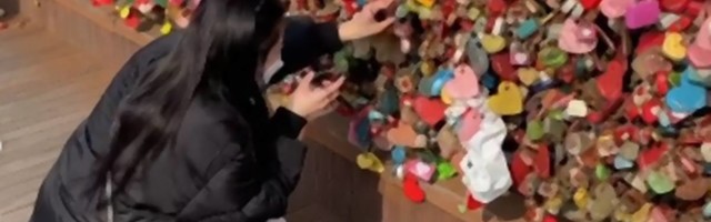Ona je otišla na drugi kraj sveta da skine ljubavni katanac posle raskida i ljudi ne mogu da prestanu da se smeju