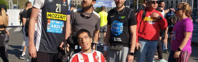 Divna slika sa Beogradskog maratona: Partizanovac Miloš gurao kolica zvezdaša Vanje 21 kilometar (FOTO)