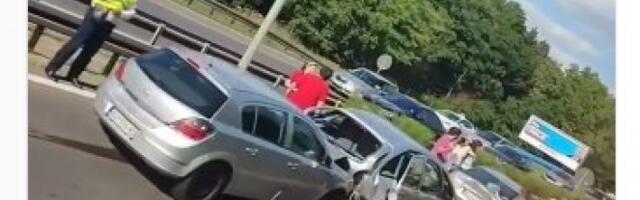 Lančani sudar na auto-putu! Demoliran automobil preprečio kolovoz