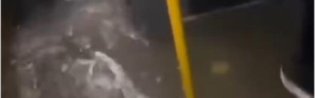 POTOP U gradskom prevozu voda ljudima do članaka (VIDEO)