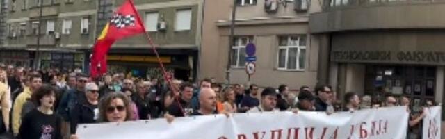 "VUČIĆU, ODLAZI": Napeto u Leskovcu, Žandarmerija ne dozvoljava građanima da priđu pozorištu (VIDEO)