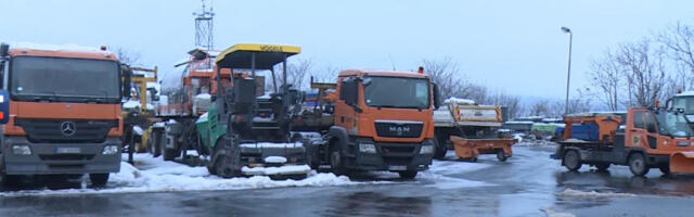 Све расположиве екипе на терену, лед отежава ситуацију