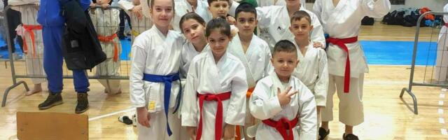 Sedamnaest medalja za vranjske karatiste u Leskovcu