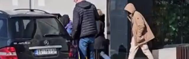 PRVI SNIMAK DECE SAŠE POPOVIĆA, ĆERKA JEDVA HODA OD TUGE: Sleteli u Beograd da dočekaju TELO preminulog oca! (VIDEO)