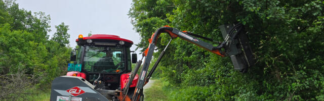 Komunalci krče vegetaciju pored lokalnih puteva u Kragujevcu