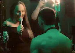 GOGA SEKULIĆ NAPRAVILA HAOS U AUSTRIJI I SLOVENIJI: Konobar bez majice doneo joj 500 ruža, pio se i šampanjac! (VIDEO)