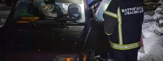 VOZILO OSTALO ZAGLAVLJENO U SNEGU PORED PUTA: Akcija vatrogasaca spasilaca kod Kladova - spasili dve odrasle osobe i jednog maloletnika (FOTO)