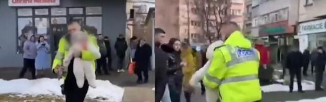 POLICAJAC ALEKSANDAR POSTAO HEROJ PREKO NOĆI! Bez razmišljanja se popeo na osmi sprat i spasao devojčicu iz požara: Prizor obišao svet! (FOTO)