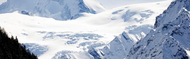 Vrela akcija na Alpima! Par se zaigrao u tišini snega, ali nisu se nadali da ih ON GLEDA!