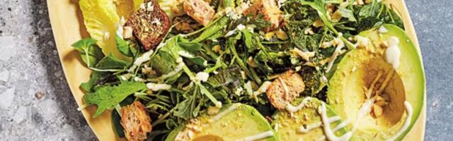 Veganska avokado Cezar salata