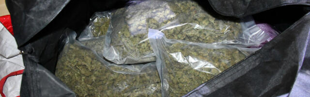 Zadržana su četiri muškarca, kod kojih je pronađeno 12 kilograma marihuane, 705 grama kokaina i velika količina novca