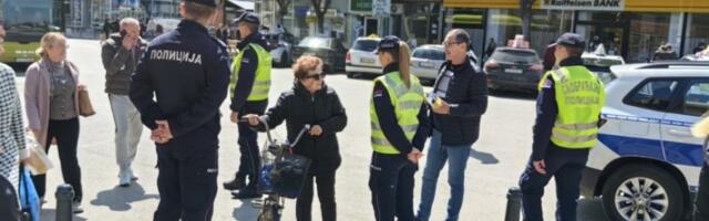 DELILI PREDNjA I ZADNjA SVETLA ZA BICIKLE: Akcija za bezbednost dvotočkaša u Jagodini (FOTO)