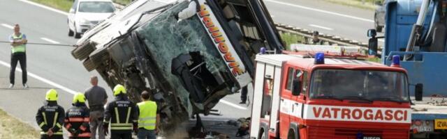 PUNI OPERACIONI STOLOVI, MEĐU HOSPITALIZOVANIMA IMA I DECE! Trećina putnika povređenih u brutalnoj nesreći na hrvatskom auto-putu ima teške povrede (FOTO)