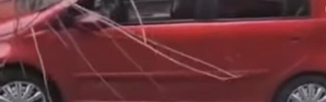 Drama na Paliluli: Drvo uništilo automobil (VIDEO)