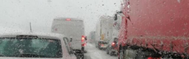 Beograđane je jutros probudila jaka susnežica: Pahulje se brzo tope, ali kiša može vrlo brzo da postane krupan SNEG