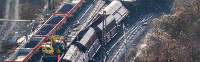 Zatvorena pruga, savijene šine, vagoni svuda razbacani: Ovo su fotogafije nakon jezive nesreće u Nemačkoj