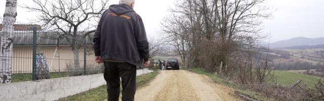 Pokojnike nosimo na rukama kako bi ih sahranili: Meštani ovog sela na zapadu Srbije konačno dobijaju put