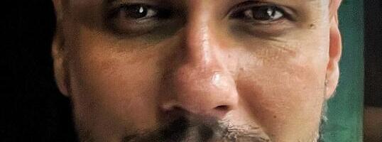 "NIKAD SE NISAM BAHATIO, NA NASTUPE SAM NOSIO KNJIGE" Bojan Marović priznao zašto nikada nije hteo da bude deo estrade: Menadžeri su besneli...