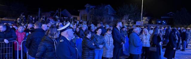 UŽIVO DAN SEĆANJA NA STRADALE U NATO AGRESIJI! Građani počeli da se okupljaju na platou Narodnog muzeja u Vranju, prisustvovaće i predsednik Vučić (FOTO)