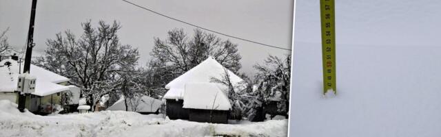 Ovde je napadalo pola metra snega: Iz kuće se ne izlazi