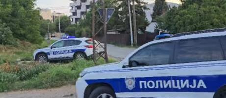 DRAMA U NOVOM SADU Automobil pokosio semafor na raskrsnici, tragedija izbegnuta za dlaku (FOTO)