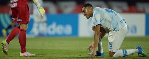 SCENE ZA PAMĆENJE! SUDIJA DVA PUTA PONAVLJAO PENAL, GOLMAN TRI PUTA ODBRANIO! Fudbaler se brukao, ali nije hteo da odustane, na kraju pao na teren