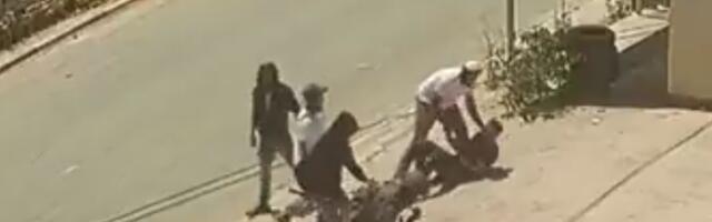 (UZNEMIRUJUĆI SNIMAK) IZRAELCI ZVERSKI PRETUKLI PALESTINCE! Među napadačima i VOJNIK U PUNOJ ORPEMI, kamere zabeležile jeziv linč na Zapadnoj obali (VIDEO)